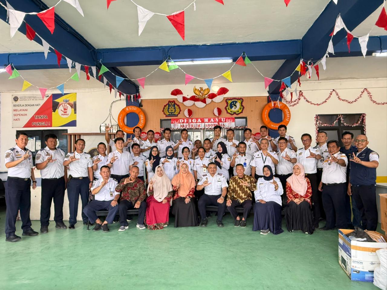PURNABAKTI BAPAK FARIZAL DAN BAPAK SUJONO PEGAWAI KSOP KELAS IV MUARA ANGKE